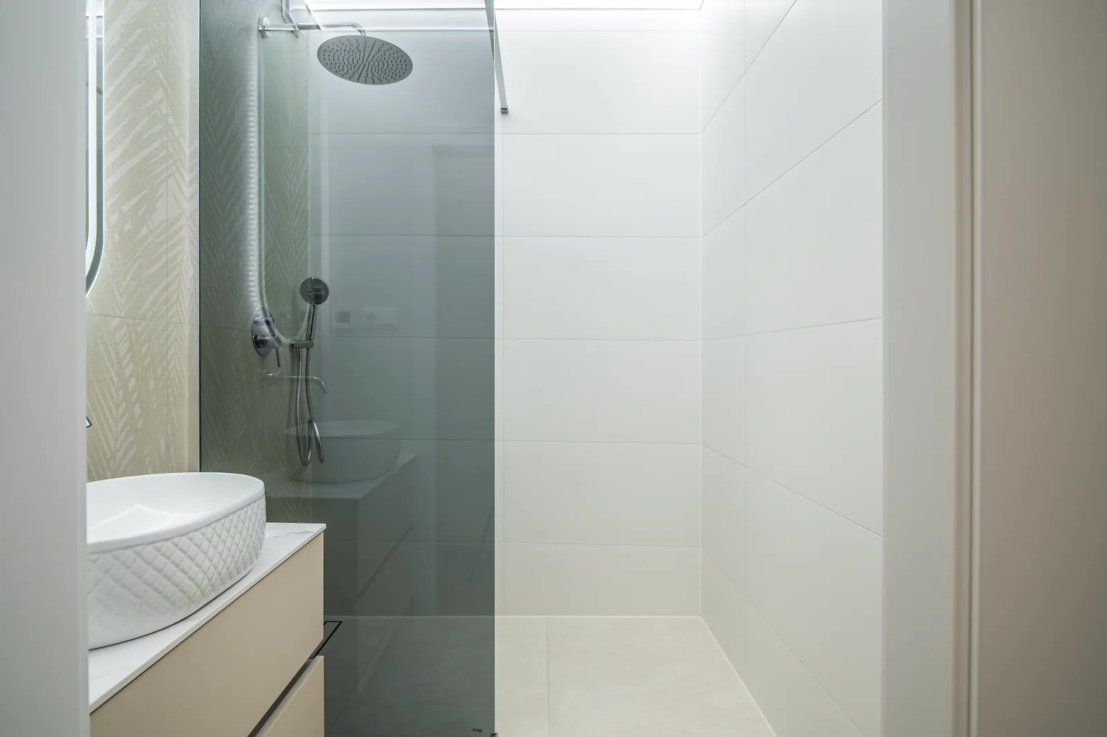 Moderní koupelna s walk-in sprchou a dešťovou hlavicí