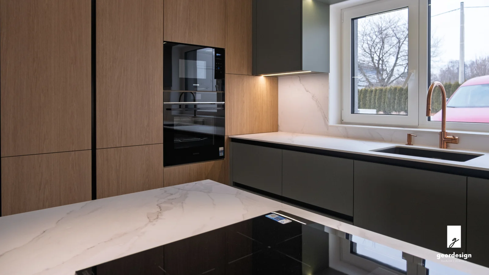 Designová kuchyně s mramorovou deskou a měděnou baterií